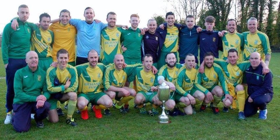 Crettyard United squad and management with the cup in Behans Pub kit
